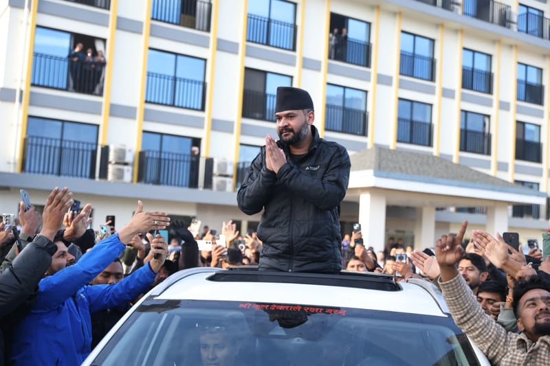 काठमाडौं फर्किन ‘हतार छ’ भन्दै जुम्लाको कार्यक्रम स्थगित गरेका बालेनको सुर्खेतमा र्याली (तस्वीरहरू)