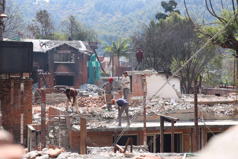 जेन–जी प्रदर्शनकारीले जलाएको देउवानिवास धमाधम भत्काउन थालियो (तस्वीरहरू)