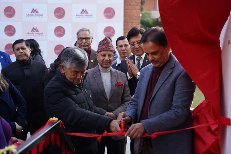 मैदानमा उम्मेदवार, हलमा फिल्म : समर्थक र दर्शक उतार्ने दोहोरो प्रतिस्पर्धा