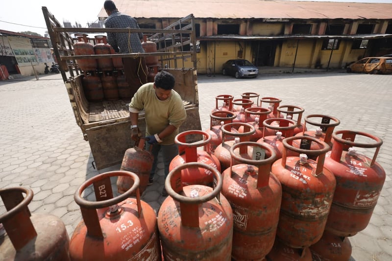 ग्यास र पेट्राेलियम पदार्थकाे कृत्रिम अभाव सिर्जना गर्नेलाई कारबाही गरिने