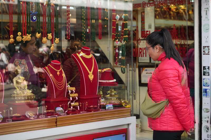 सुनचाँदीको मूल्य घट्यो, आज कतिमा हुँदै छ कारोबार ?