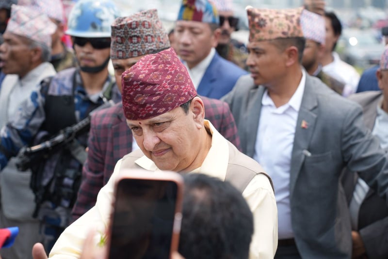 पोखरा पुगे पूर्वराजा शाह, समर्थकले गरे स्वागत [तस्वीरहरू]