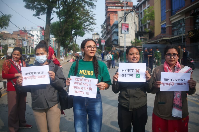 पेट्रोलियम पदार्थको मूल्य समायोजनको माग गर्दै माइतीघरमा प्रदर्शन
