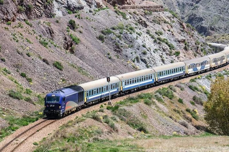 रेलवेमा हमला गर्ने इजरायलको धम्कीपछि इरानमा भागदौड