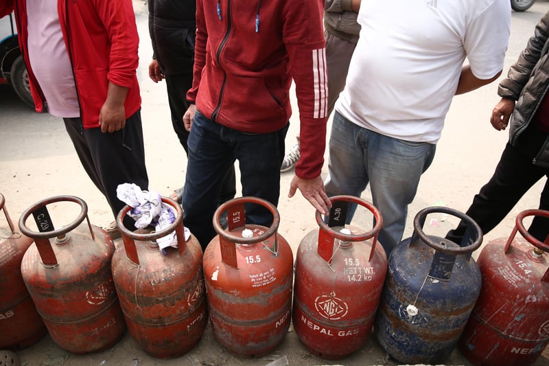 आयल निगमले भन्याे- ग्यासको आयात निरन्तर छ, अनावश्यक सञ्चिती नगरौँ