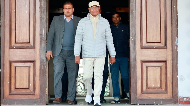 बयान दिएर सिंहदरबारबाट बाहिरिए लेखक (तस्वीरहरू)