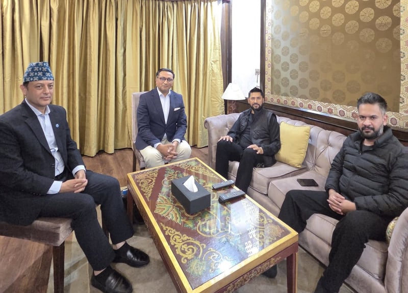 रवि र बालेनको तस्वीर राख्दै स्वर्णिमले लेखे- साँझको राजकाज छलफल