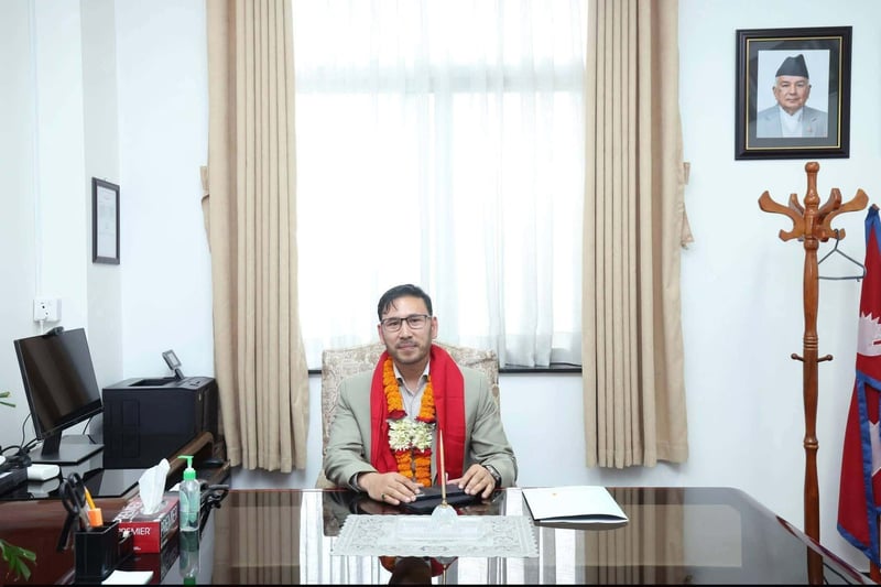 विवादकै बीच प्रधानमन्त्रीका स्वकीय सचिव श्रेष्ठद्वारा पदभार ग्रहण