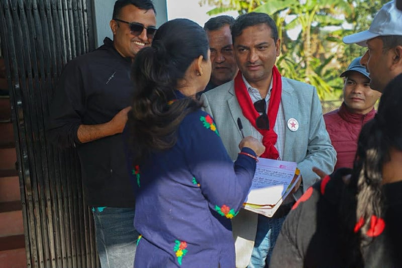 नेकपाका उम्मेदवार पाण्डेले रुपन्देही– २ का मतदातासँग जनाए सडक बनाउने लिखित प्रतिबद्धता