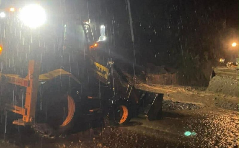 वर्षाले बीपी राजमार्गमा यातायात अवरुद्ध