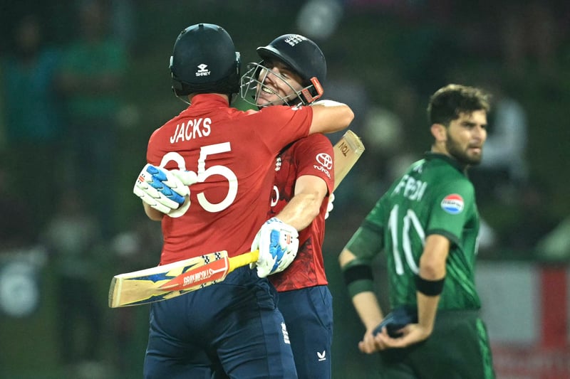 इंग्ल्यान्ड टी– २० विश्वकपको सेमिफाइनलमा