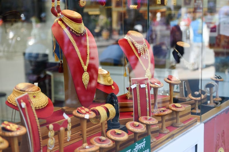 सुनचाँदीको भाउ निरन्तर ओरालो लाग्दै, सुनको मूल्य २ लाख ७५ हजार रुपैयाँमा झर्यो