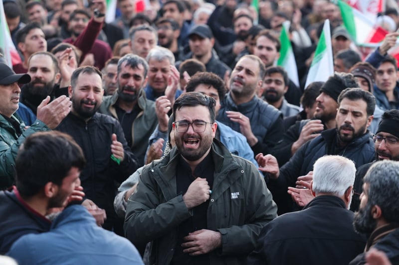 सर्वाेच्च नेता खामेनेईको मृत्युपछि शोकमा डुबेका इरानी (तस्वीरहरू)