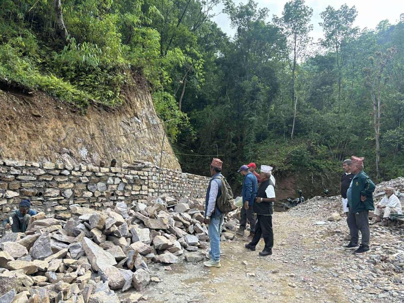 निर्माण व्यवसायीकाे लापरबाहीले हरिचौर–मल्म सडक अलपत्र