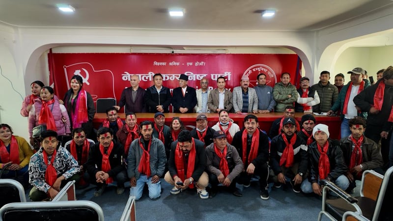 दोलखाका एमाले नेता र कार्यकर्ता नेकपा प्रवेश, प्रचण्डले गरे स्वागत