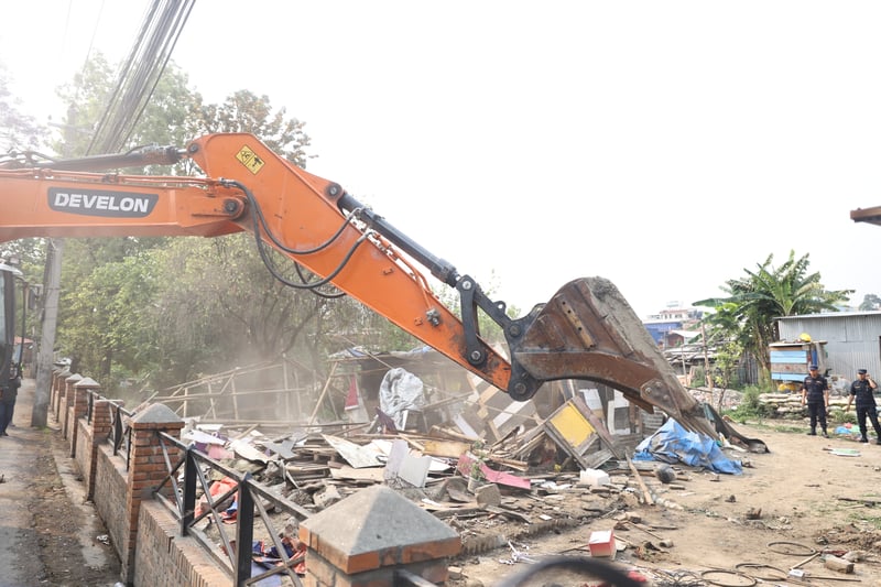 थापाथलीको सुकुम्बासी बस्ती खाली गरेपछि तीनकुनेस्थित गैरीगाउँतिर लागे डोजर (भिडियोसहित)