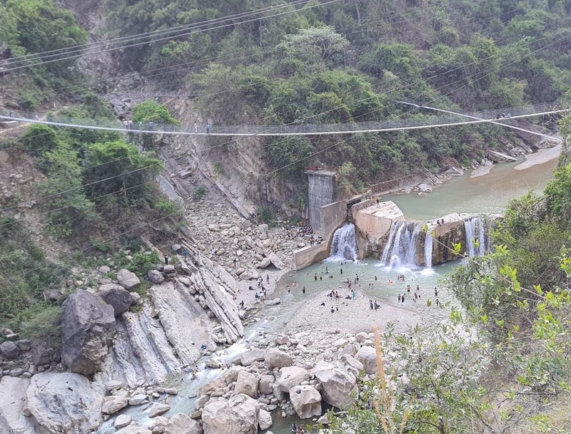 तिनाउ खोलामा डुबेर दुई भारतीय युवक बेपत्ता