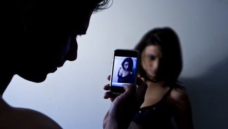 लिभिङ टुगेदर बस्दा खिचेका अश्लील फोटो-भिडिओको आडमा प्रोफेसरले गरे विद्यार्थीलाई ब्ल्याकमेल, असुले ११ लाख