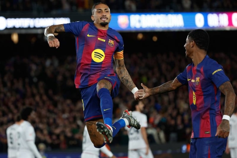Raphinha scores 2 as Barcelona wins to add pressure on Real Madrid's Alonso before crunch game