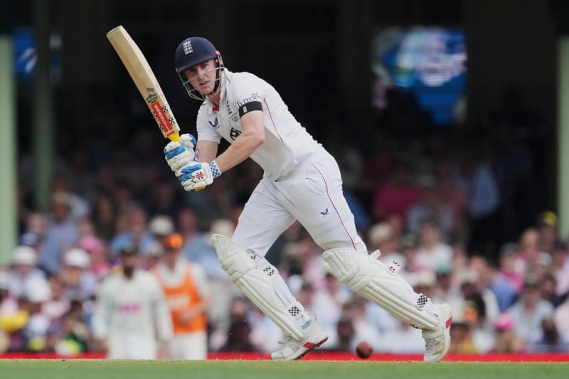 Root and Brook guide England to 211-3 before bad light stops play in final Ashes test