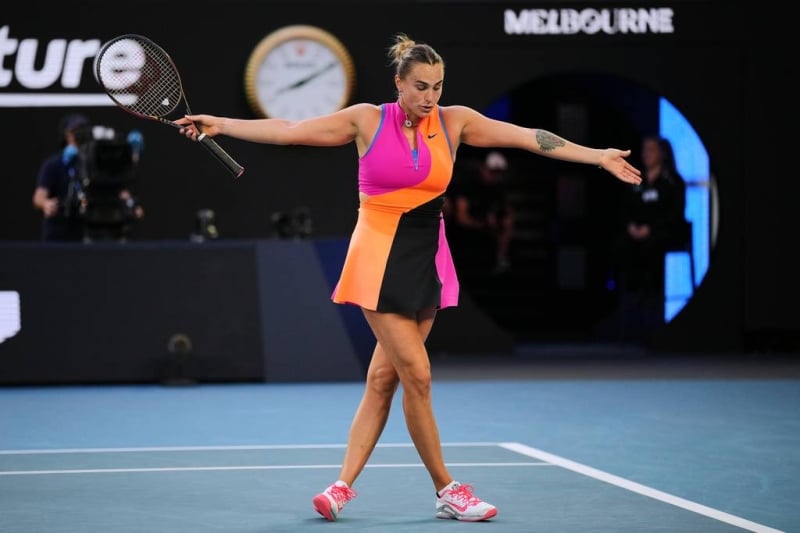 Top-ranked Sabalenka and Alcaraz advance on an opening day of records at the Australian Open