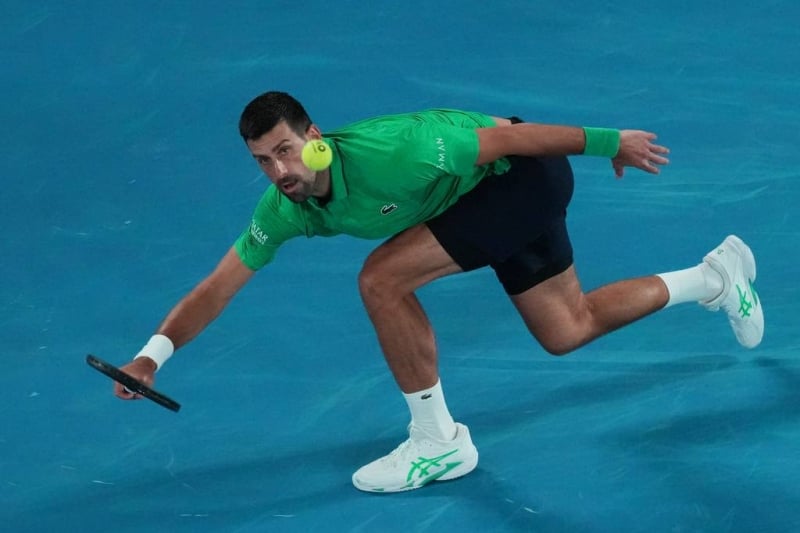 Świątek overcomes rust to advance in Australian Open. Djokovic racks up more records