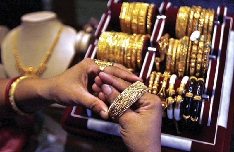 Gold price jumps Rs 9,200 per tola, sets new record above Rs 301,000