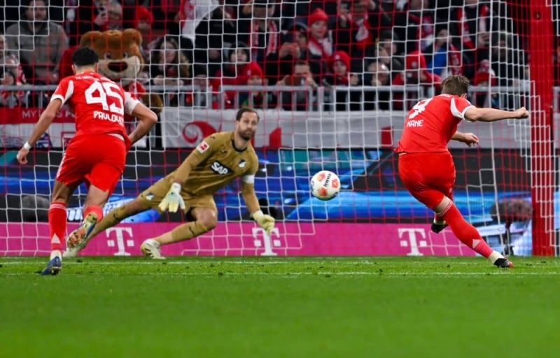 Kane scores 2 and Díaz gets a hat trick as Bayern routs 10-man Hoffenheim 5-1 in Bundesliga