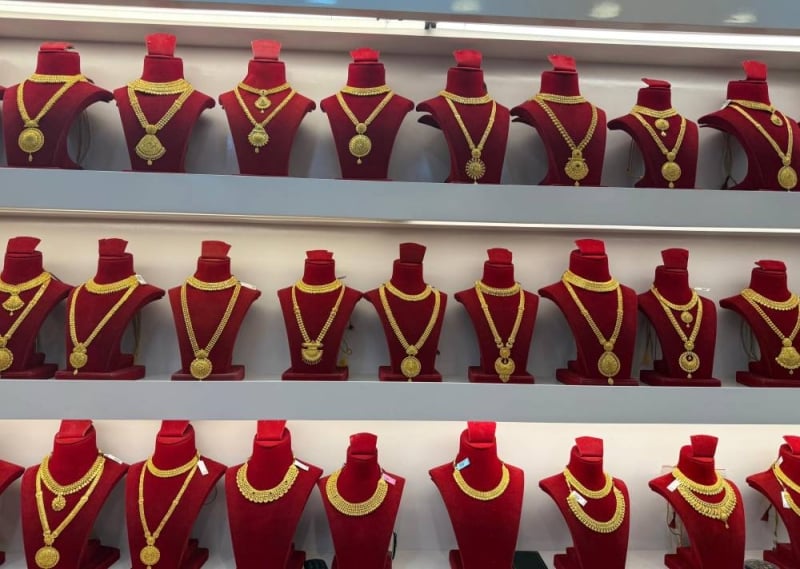 Gold price drops further by Rs 900 per tola