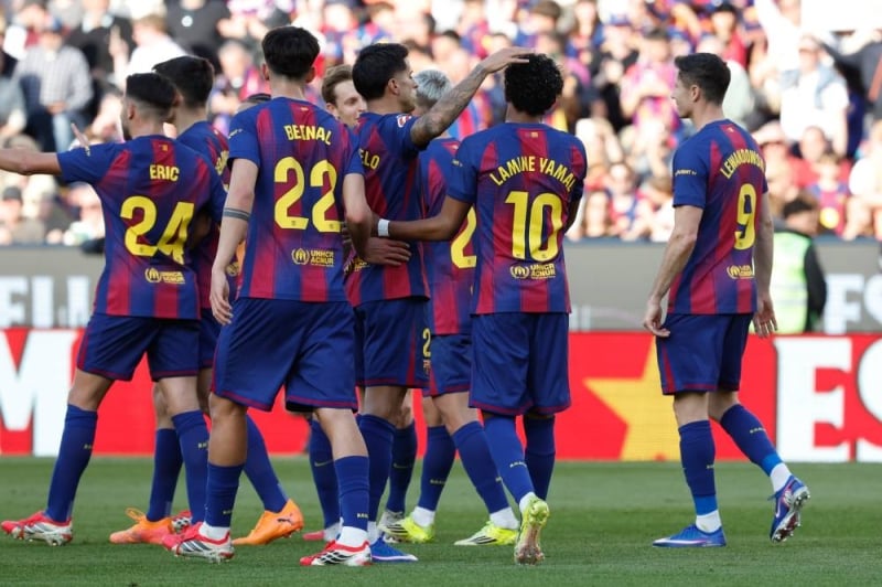 Barcelona pounces on Real Madrid stumble and regains lead of La Liga with 3-0 win over Levante