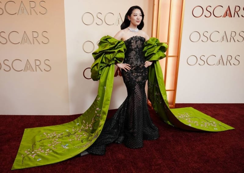 Stars deliver modern and colorful looks on Oscars red carpet