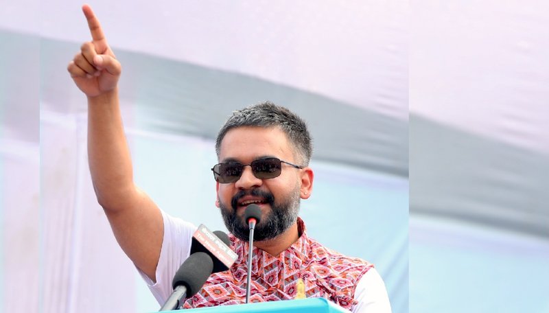 बालेनले शुक्रबार मध्याह्न १२:३४ बजे प्रधानमन्त्रीको शपथ लिँदै