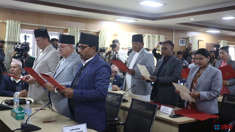 तस्बिरमा हेर्नुहोस् नवनिर्वाचित राष्ट्रिय सभा सदस्यहरूको शपथ