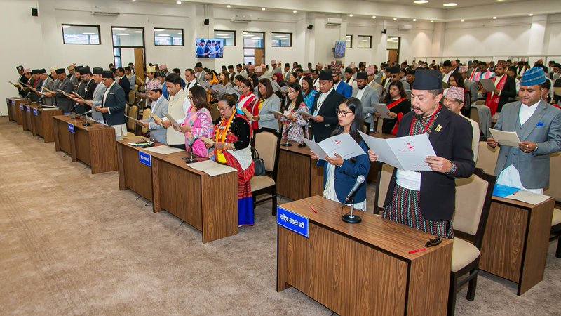 तस्बिरमा हेर्नुहोस् सांसदहरूको शपथ ग्रहणका दृश्य