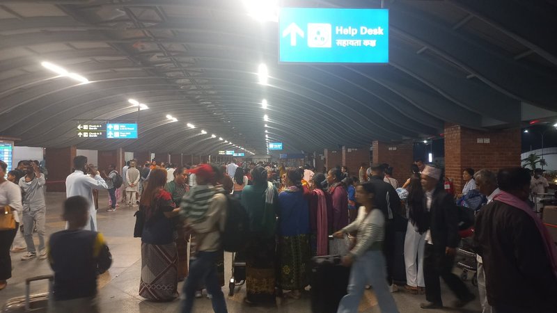 खाडी जान लागेका कामदारहरू भन्छन्, “साथीहरूले नआउ भन्छन्, नजाऊ जागिर खोसिने डर छ”