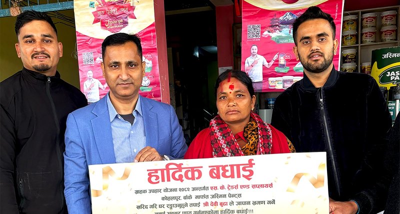 जस्मिन पेन्ट्सद्वारा विजेतालाई जापान भ्रमणको टिकट हस्तान्तरण