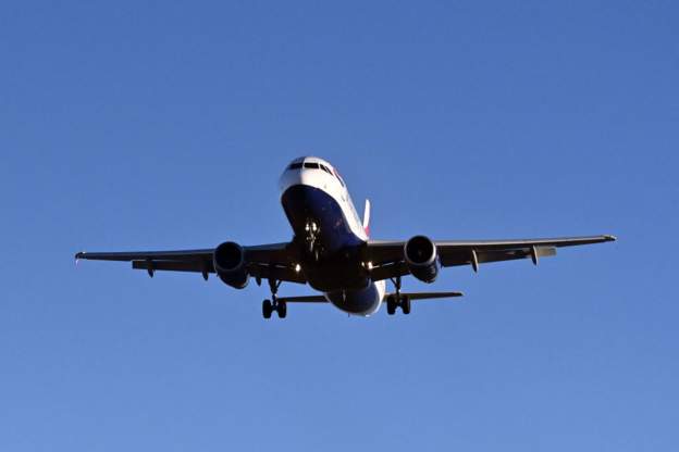 अमेरिका-इरान युद्धका कारण मध्यपूर्वमा आइतबार मात्रै सात सयभन्दा बढी उडान रद्द