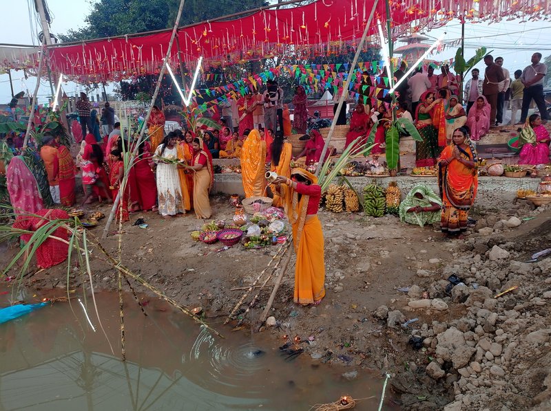 उदाउँदै गरेको सूर्यलाई अर्घ्य दिएसँगै चैते छठ पर्व सम्पन्न