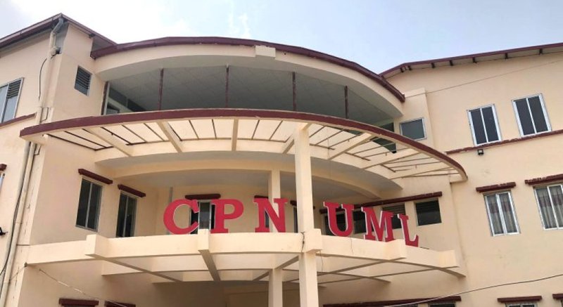 एमालेको आन्तरिक बहस सार्वजनिक मञ्चमा छताछुल्ल