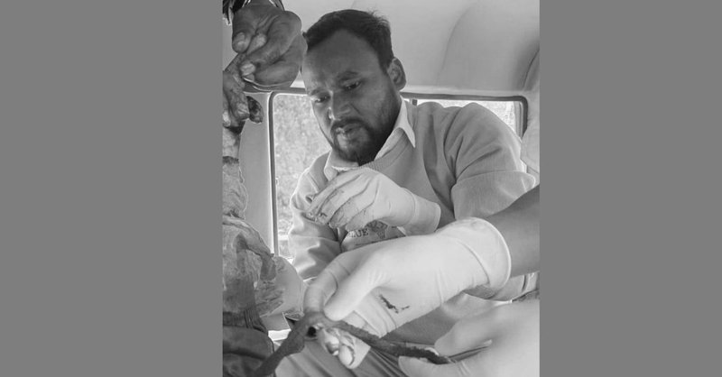 गुडिरहेको एम्बुलेन्सभित्रै उपचार, दैलेखका डा. विश्वकर्माले बचाए युवकको ज्यान